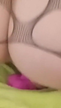 Tante sange ini lagi asik ngentot memeknya pakai dildo ukuran XL sampai orgasme