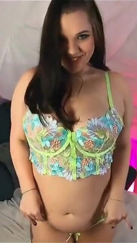怀孕的乳房操逼和来自热辣熟女的口交