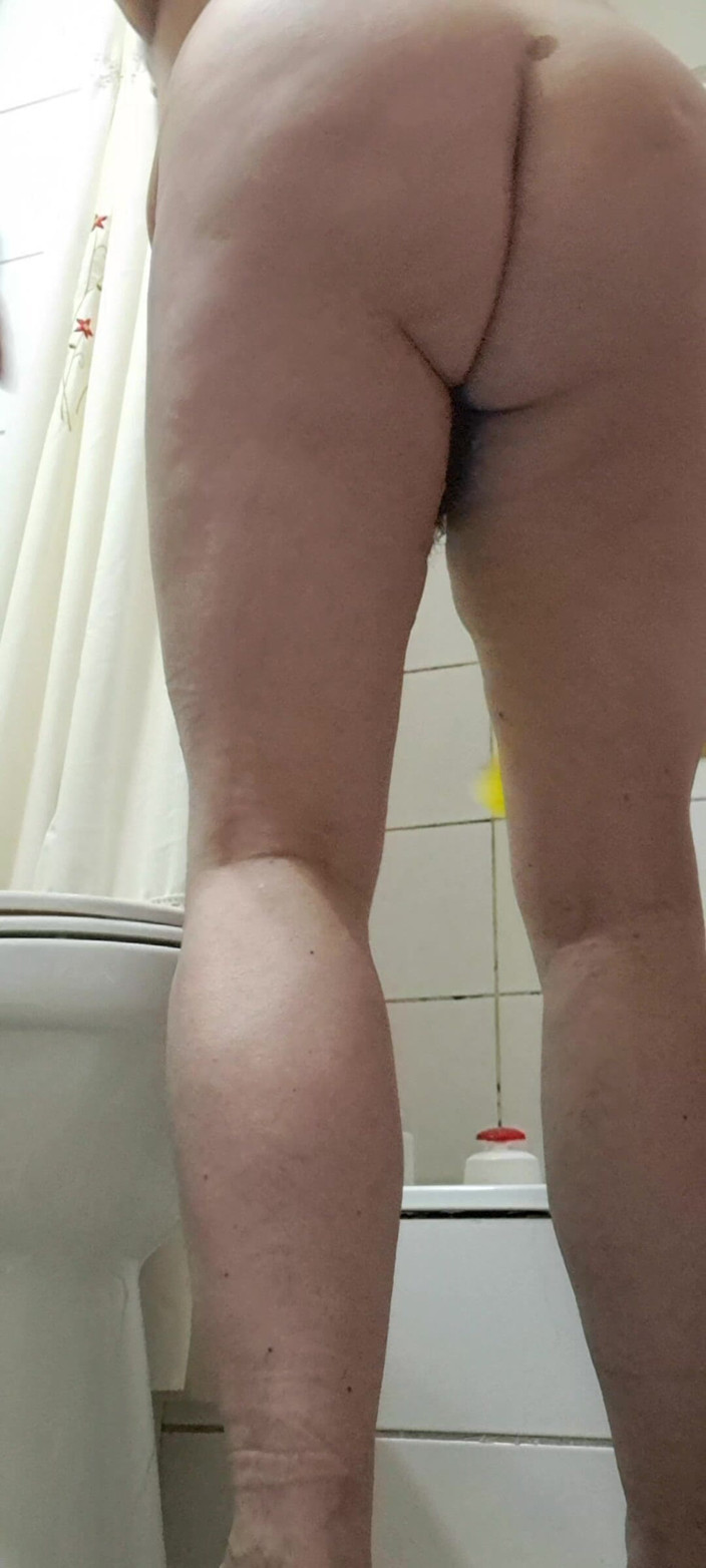 Mommy big hairy pussy: Naga milf, pokazując tyłek i więcej