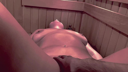 Mary Di: 我去了一个公共桑拿房，淫荡的男人开始打我