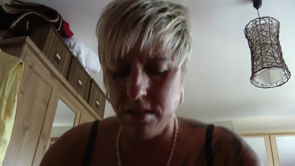 German amateur - 100% German hardcore videos: Tetona madura consigue lechazo en las tetas mientras puño en 69...
