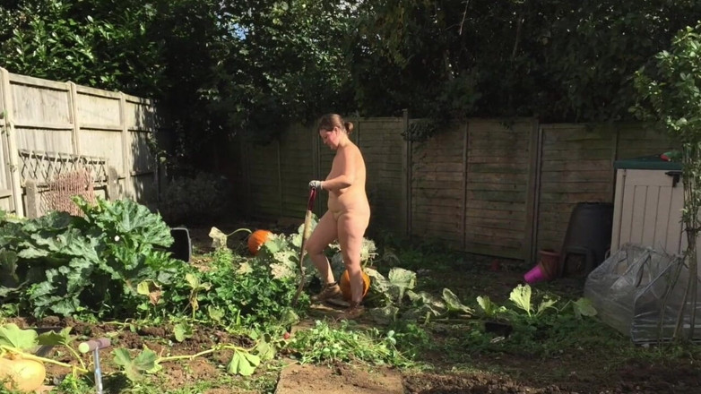 Frequentmasturbation: 天体主义者在花园里享受夏日的阳光