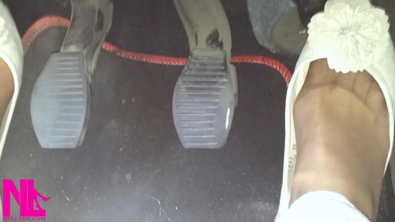 Nyllady: Pompare pedală și de conducere în autostradă în soft uzate apartamente și șosete din nailon