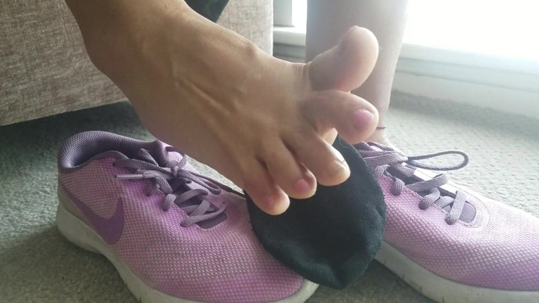 Footlicious3: Ik spuug op mijn schoenen. Stinkende, smerige, vuile zwarte sokken