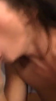Hubená brunetka dává svou první gloryhole