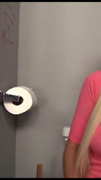 Pau grande no gloryhole é chupado e garganta profunda pela gostosa Riley Evans