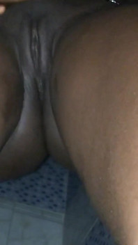 Sexy africana negra provocando buceta molhada na sua cara vista do banheiro de dança sexy de Bellow