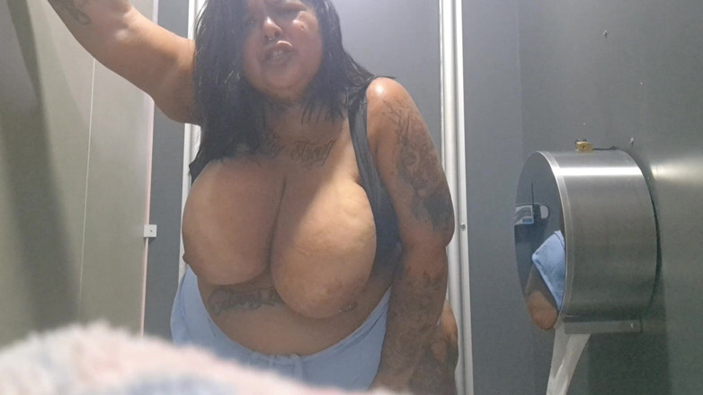 Mary Jhuana: BBW si mostra nel bagno della palestra