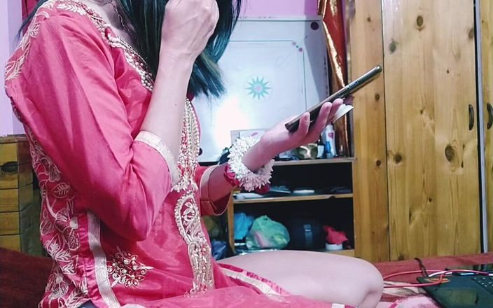 Bolly Karma: Ateşli orta yaşlı seksi kadın yarak emmeden önce sigara içiyor