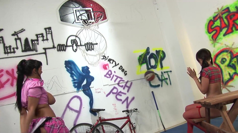 Thot Factory: Des bombasses brunes coquines partagent une bite et se lèchent...
