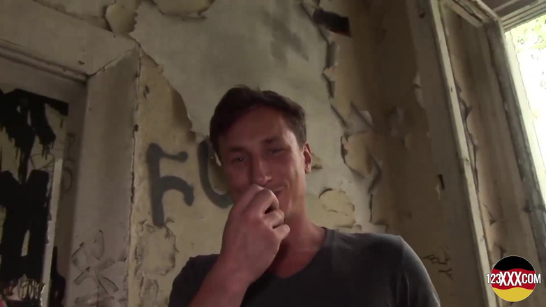 123XXX - 100% Amateurs: Getatoeëerde meid met geweldige vaardigheden neuken op een geheime locatie