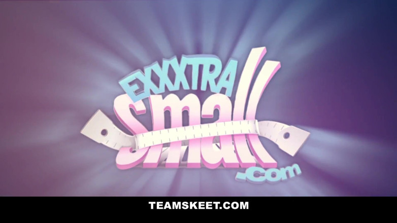 Exxxtra Small: Крихітну милашку Зої Кларк трахають у кицьку