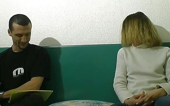 Monde Francais: Une amatrice Français sexy fait un trio de ses rêves
