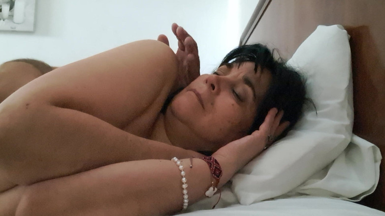 Mommy big hairy pussy: 熟女被抚摸和一次强烈但丰厚的肛门打击