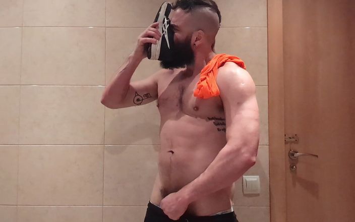 TheBeardedMaster: Bố thích ngửi mình sau khi được đào tạo.