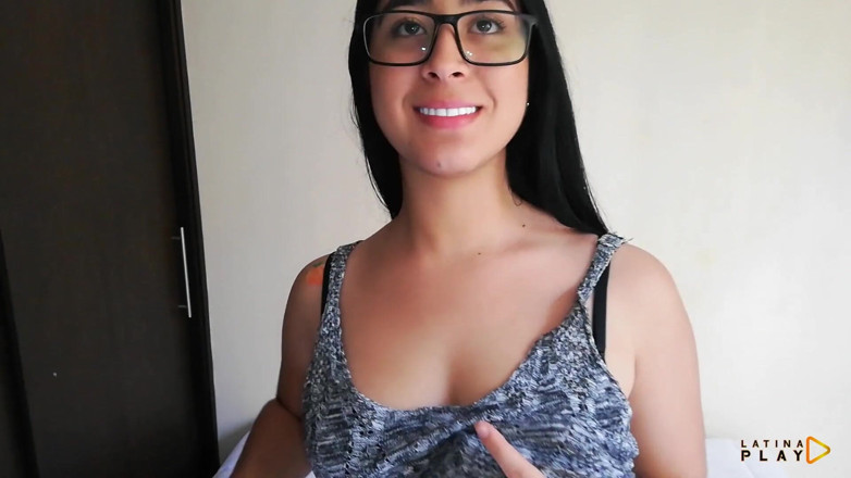 LatinaPlay: 我所有的精液都射在一个热辣的书呆子青少年里