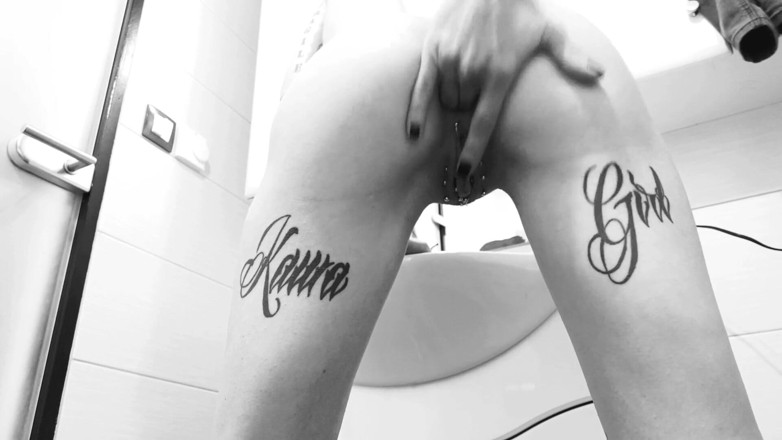 InkedKawaGirl: नन्ही गांड में ऊँगली करना