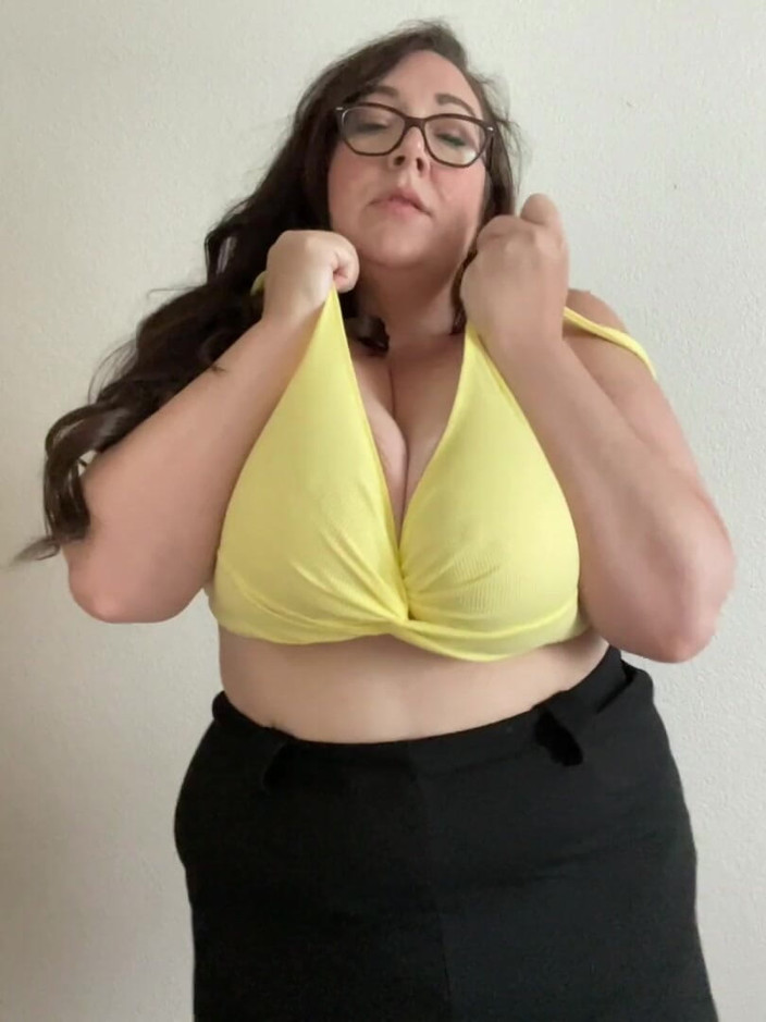 cutejayne: Bystiga BBW avslöjar enorma bröst och sätter dem i ansiktet