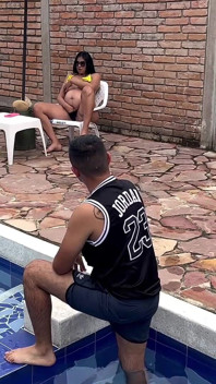 Svádím majitele bazénu a nakonec spolu šukáme, zatímco manžel není doma