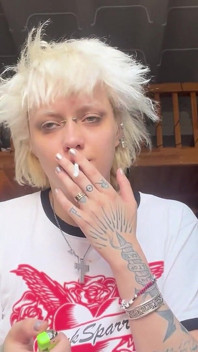 Kouření cigarety líné kávy žádný make-up