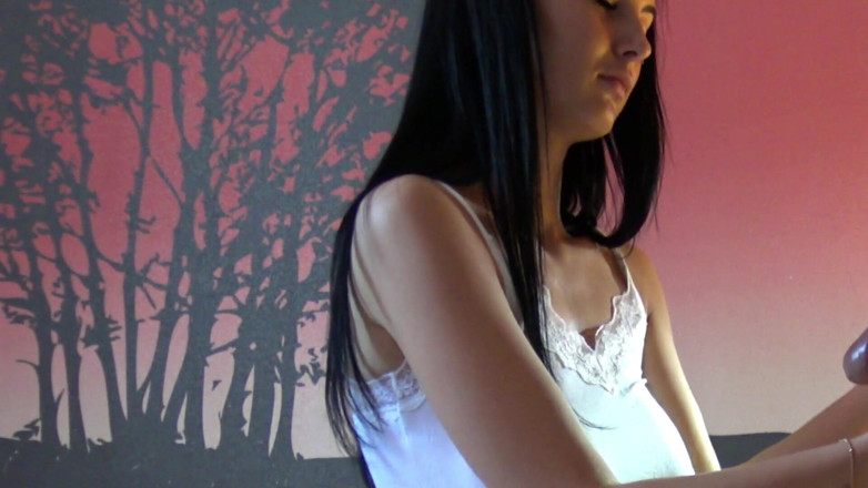 Ignoring Handjobs: La calda ragazza mora stuzzica il cazzo