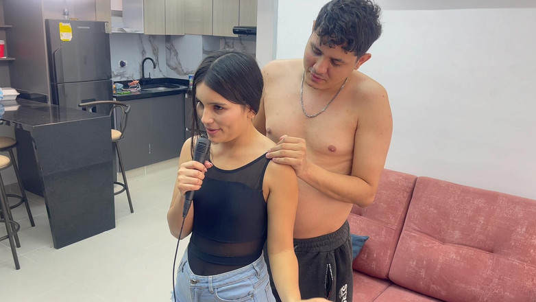 JazminPalvin: Eu ajudo minha pequena meia-irmã com suas aulas de canto...