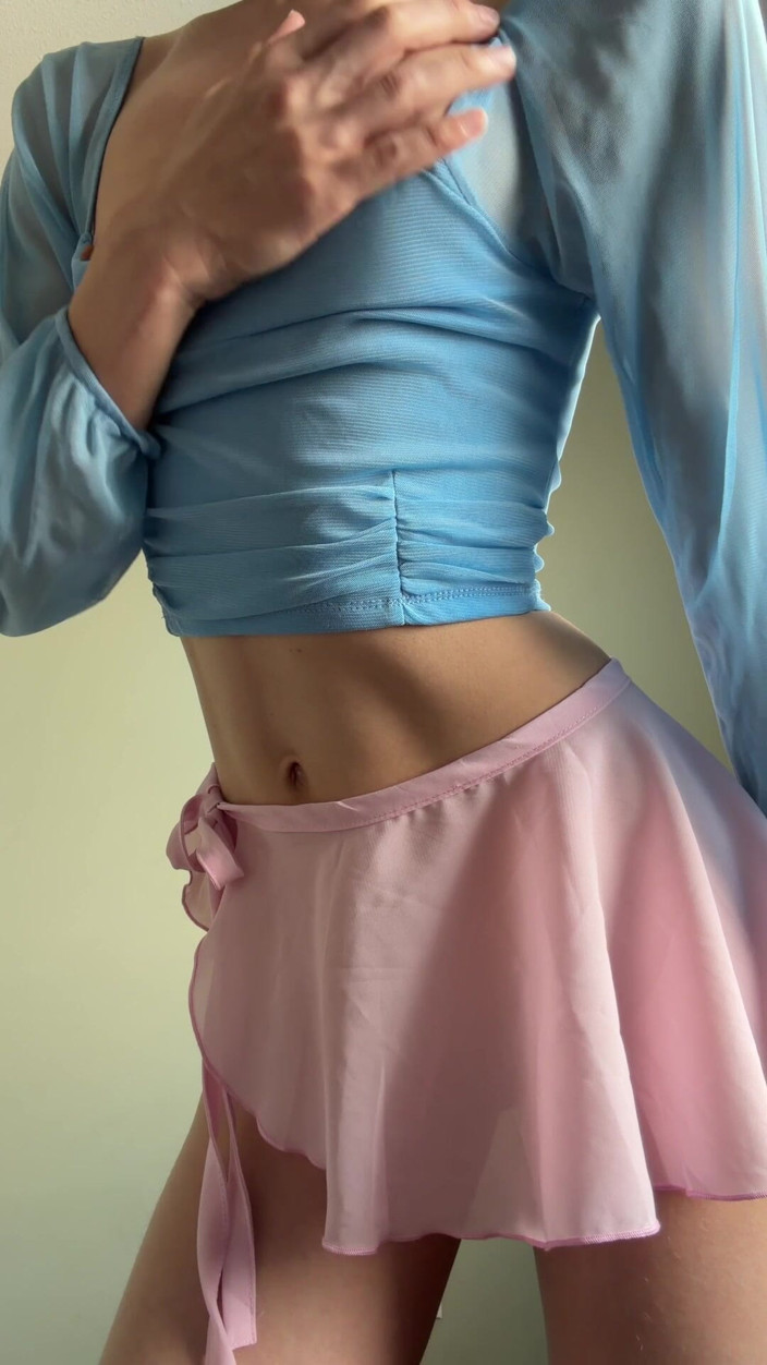Ms_Emmy_Lynn: Striptease jucăuș cu pizdă din spate