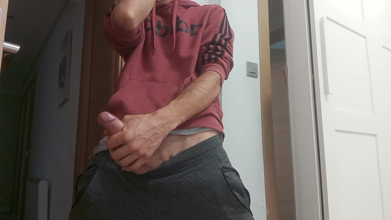 Elvissc: Je termine la riche branlette de cette énorme bite bien dure...