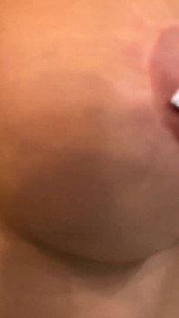 Güzel porno yıldızı Monika Fox banyoda emiyor ve sikişiyor