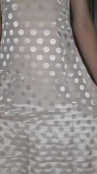 Satén largo y vestido, travesti de polkadot, masturbación fetiche