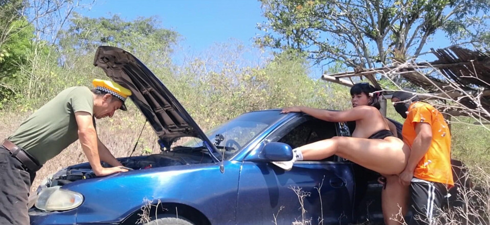 Lady: Enquanto o motorista do táxi conserta o carro, a bela...