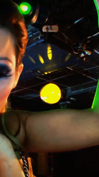 Cindy Hope juega en la oscuridad con Dorina Gold
