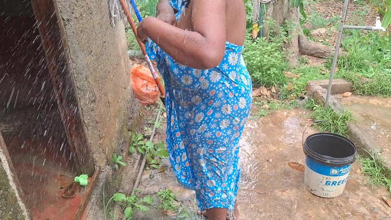 Teena New: Caliente madrastra bañándose al aire libre
