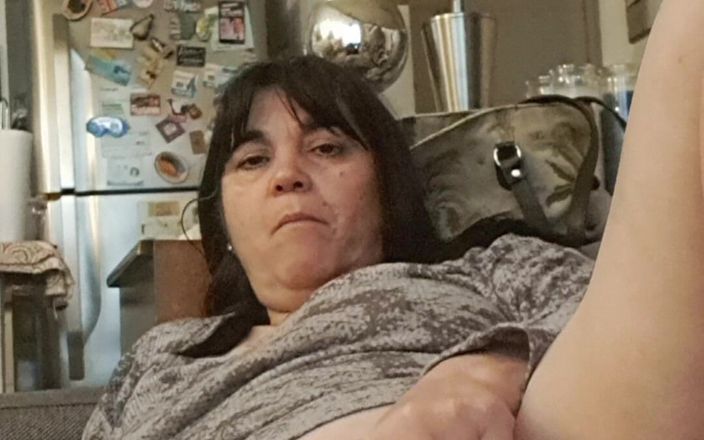Mommy big hairy pussy: चोदने लायक मम्मी को केले पसंद हैं। हम उन्हें एक अंगूठे दे देंगे।