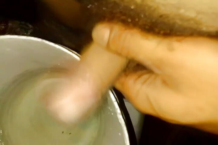 Gangbang straight: 버킷에서 오줌 싸는 아마추어 오줌
