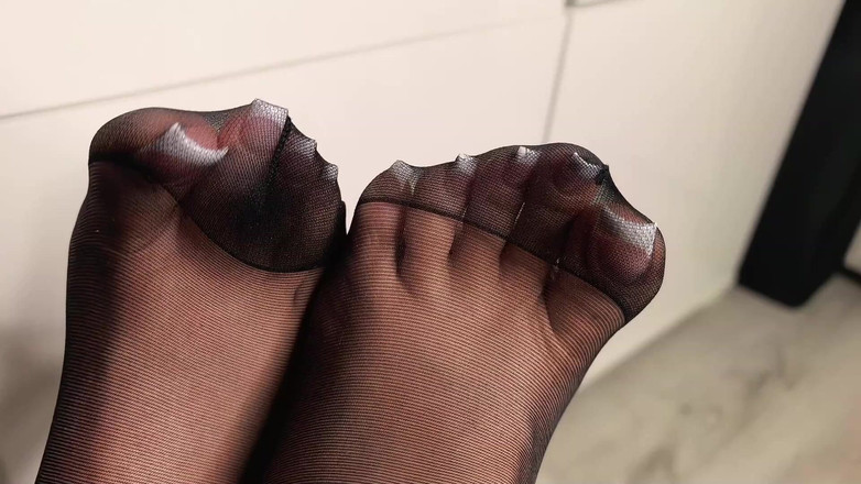 Goddess Lena: Kaki Celana Ketat Hitam