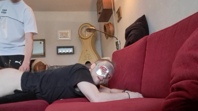 Oznob Oznofla: 애널을 따먹히는 아마추어 소녀