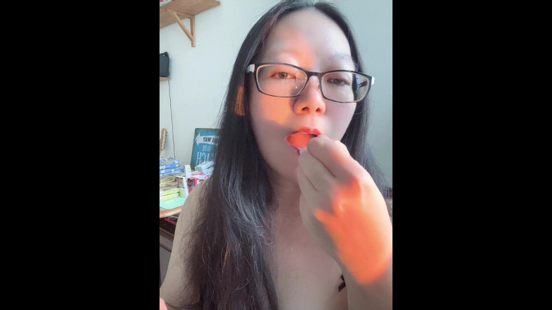 Smoking Asian: Справжня азіатська матуся, яка курить: курить, поки я одягаю помаду і засвічую свої молочні груди на 38c