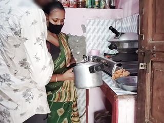 Fuckkkker: जल्दी करो, कोई आ सकता है .... भाभी खाना बना रही थी, देवर ने भाभी के साथ सेक्स किया
