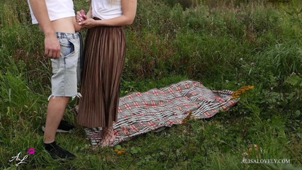 Alisa Lovely: Piknik nakal - pasangan amatir ngentot di luar ruangan