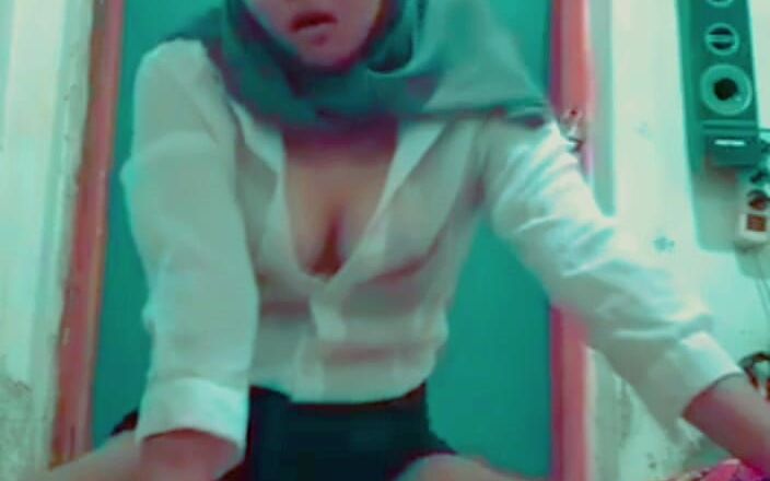 Miss Hun: Kåt hijabflicka som leker med sin dildo