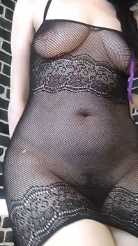 Hete milf danst sexy en toont vlezige lippen in een donzig poesje en kreunt luid als Ginnagg klaarkomt