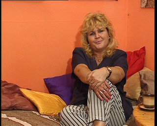 YOUR FIRST PORN: Şişman dildolu ve sidikli şişman Angie