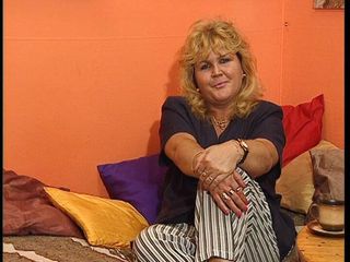 YOUR FIRST PORN: Fet angie med en fet dildo och piss
