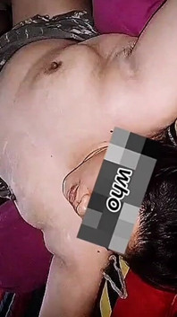 (parte 2) Sono una moglie porcellina ed arrapata. Lascio che il mio tubo venga massaggiato e toccato da un altro uomo