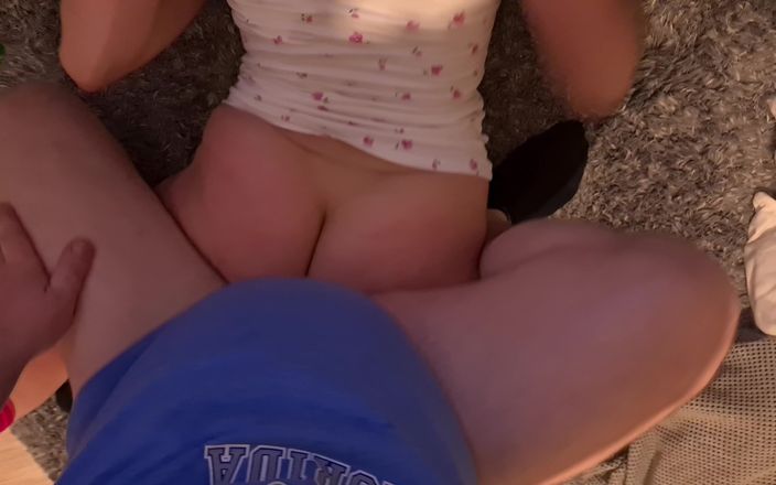 DedeDeville: Jovem meia-irmã pega assistindo pornô tem seu esperma na boca...