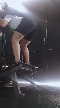 Aku lagi asik masturbasi memek berbuluku di gym sampai muncrat berujung dientot habis-habisan