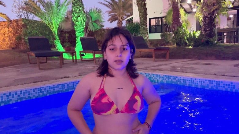 SugarPose: Jasmine se mostra de biquíni e lingerie