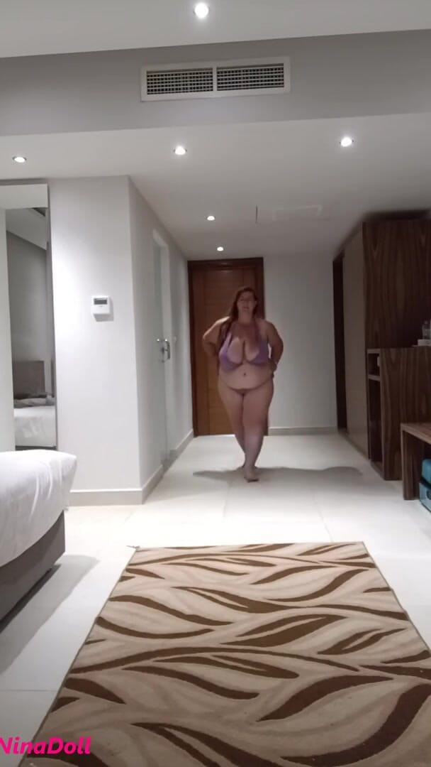 Nina Doll: Manken bikinili iri güzel kadın