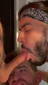 Uno spagnolo davvero etero accetta di farsi scopare nel culo senza preservativo da un ragazzo spagnolo gay, in una stanza sul retro